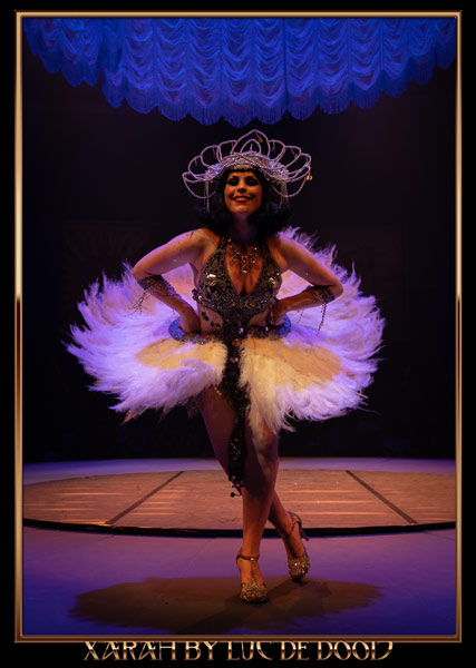 burlesque dancer Xarah von den Vielenregen performs her famous silver Starlet featherdance burlesqueshow at Parktheater Eindhoven, photo by Luc de Dooij