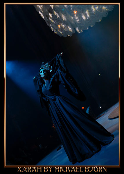 burlesquedancer Xarah von den Vielenregen performs her mystical Marilynesque showact, inspired by Marilyn Monroe, at PArktheater Eindhoven, photographed by Mickael Björn