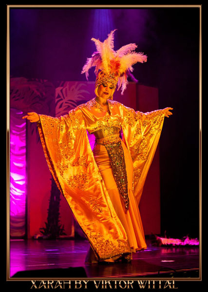 Feeling Good burlesqueshow by burlesque showgirl Xarah von den Vielenregen photographed by Viktor Wittal in Echternach