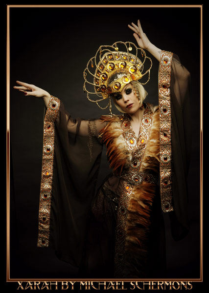 Vintage Glamour Golden Spy burlesqueshow with burlesque dancer Xarah von den Vielenregen shot by Michael Schermonsin Berlin