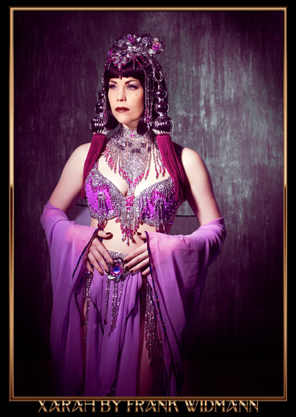 burlesqueancer Xarah von den Vielenregen in vintage 1920s style Wild Orchid burlesque costume in purple,  taken by Frank Widmann, Wiesbaden, Germany