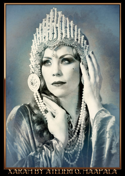 1920s burlesque show Metropolis with Xarah von den Vielenregen in vintage twenties costume. Portraiture by Atelieri O. Haapala in Helsinki, Finland