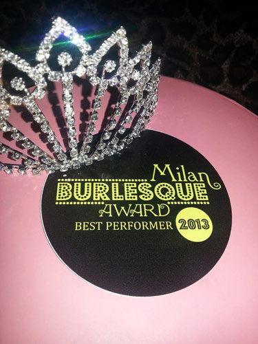 Just arrived home after a fantastic week-end in Milan. I can't tell you how proud I am to have won the "Best Performer 2013" at the MILAN BURLESQUE AWARD!
Thanks a lot to the jury (Dirty Martini, Mitzi von Wolfgang and Bioux Lee Hayes), the amazing audience, all the other performer who did fantastic shows, and congratulations to my dear friend Koko La Douce, who won "First Runner Up" and Peggy De Lune "Most Comic Act".
It was great to meet you all