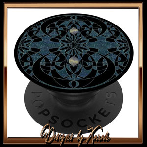 PopGrip Popsockets - Burlesque Glamour meets Vintage Tribal Tattoo and Art Deco Jugendstil elegance in magical midnight blue tones. Retro and modern, timeless decadence und luxury. Abstract and playful shapes in black - a beautiful decoratives design in vintagestyle.
- Dieses wunderschöne Popsockets Design im Art Nouveau Stil ist ein fantastisches Gimmick für jeden Burlesque Fan, der den Glamour vergangender Zeiten liebt. Ein dekoratives Geburtstagsgeschenk für Vintage Enthusiasten! Modern trifft auf Belle Epoque Nostalgie. Art Deco Luxus und mondäne Dekadenz vermischt sich mit einem trendy Tribal Tattoo Muster im Retro Stil mit einer verträumt märchenhaften Farbmischung von Schwarz und magisch mystischen Mondlicht Tönen in Mitternachts Blau. Zauberhaft verspielt und abstrakt zugleich. 