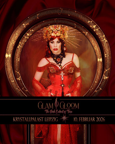 Glam & Gloom - The Dark Cabinet Of Tease: Machen Sie sich bereit f&uuml;r eine sinnlich-sinistre Burlesqueshow-Lesung am Rande der Finsternis.
Feinste Burlesque Extravaganza, untermalt mit musikalischer Melancholie, kombiniert mit d&uuml;sterer Moderation von Christian von Aster 
&ndash; diesmal mehr Glam als Gloom, ergibt farblich passend zur aktuellen Show:
Dark Rouge.
Diese einmalige, von der renommierten Burleska Xarah von den Vielenregen kuratierte Show mit Texten von Christian von Aster, 
entf&uuml;hrt das Publikum in eine bezaubernde Schattenwelt aus Glamour, Sch&ouml;nheit und Zwielicht.
