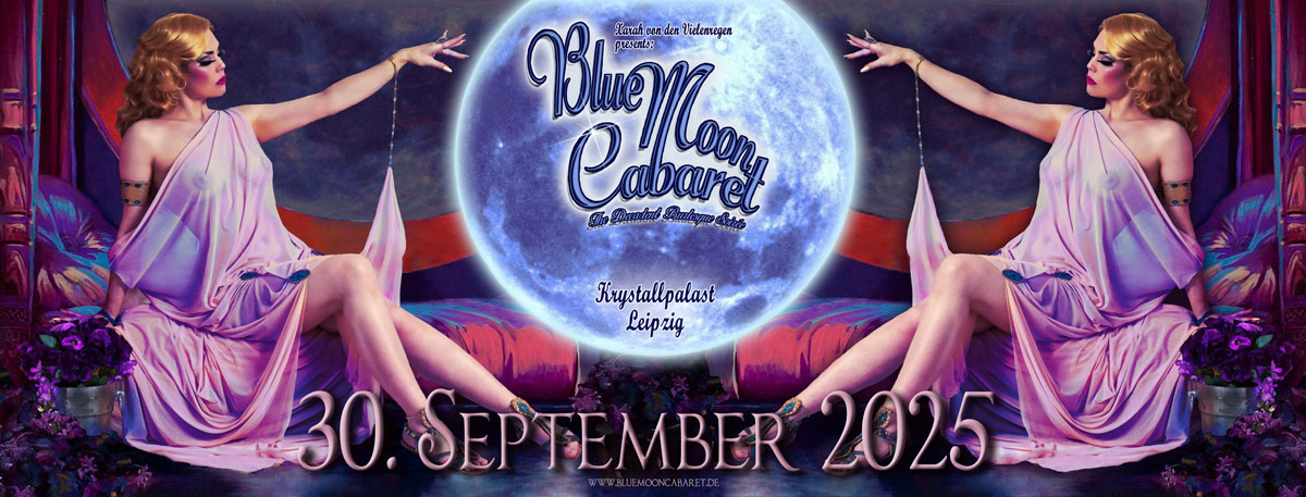 Nach der ausverkauften Deutschland-Premiere kehrt das Blue Moon Cabaret, produziert von Xarah von den Vielenregen, mit einer neuen Show ins Krystallpalast Varieté zurück!
Hüllen Sie sich in Ihr elegantestes Gewand und gönnen Sie sich einen dekadenten Abend, umgeben von internationalen Burlesque- und Boylesque-Künstlern aus aller Welt. Genießen Sie die mondäne Atmosphäre der wilden Roaring Twenties!
Vergessen Sie den Alltag und tauchen Sie mit uns ein in eine Zeitreise zurück in die opulenten und frivolen 20er und 30er Jahre, begleitet von den bezauberndsten Damen mit atemberaubenden und exquisitesten Burlesqueshows sowie bester Unterhaltung.
Verleben Sie eine prächtige und amüsante Zeit mit großartigem und glamourösem Schönheitstanz:
Willkommen im Blue Moon Cabaret – The Decadent Burlesque Soirée

Elegante Abendgarderobe ist sehr gern gesehen!
Glitter & Glamour, Anzug & Abendkleid, Burlesque, Roaring Twenties, 30s, 40s, 50s, Flappergirl & Dandy, Decadent Chique …

www.bluemooncabaret.de